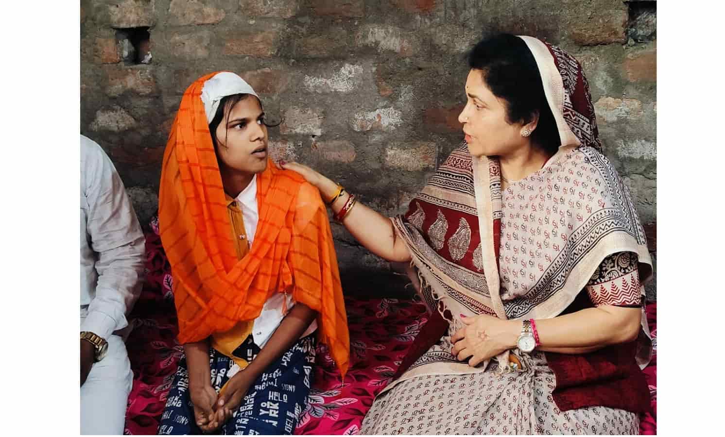 घायल छात्रा से मिलीं राज्यमंत्री, अधिकारियों को हर संभव मदद करने के दिए निर्देश