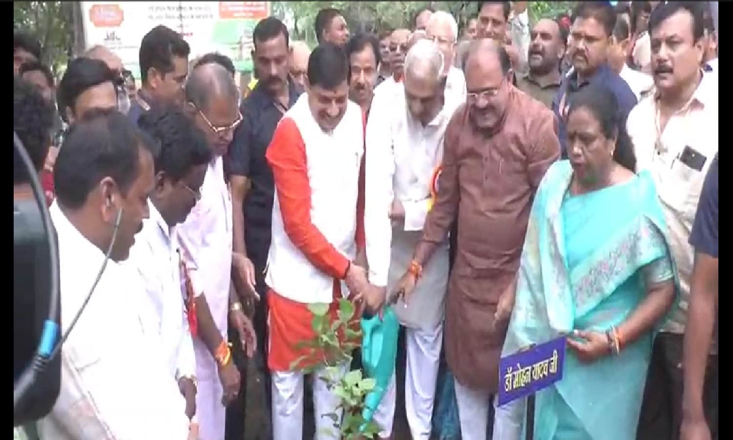 MP: भोपाल में 4 हजार पौधों का रोपण, सीएम डॉ. मोहन यादव ने बेलपत्र का पौधा लगाकर शुरू किया अभियान