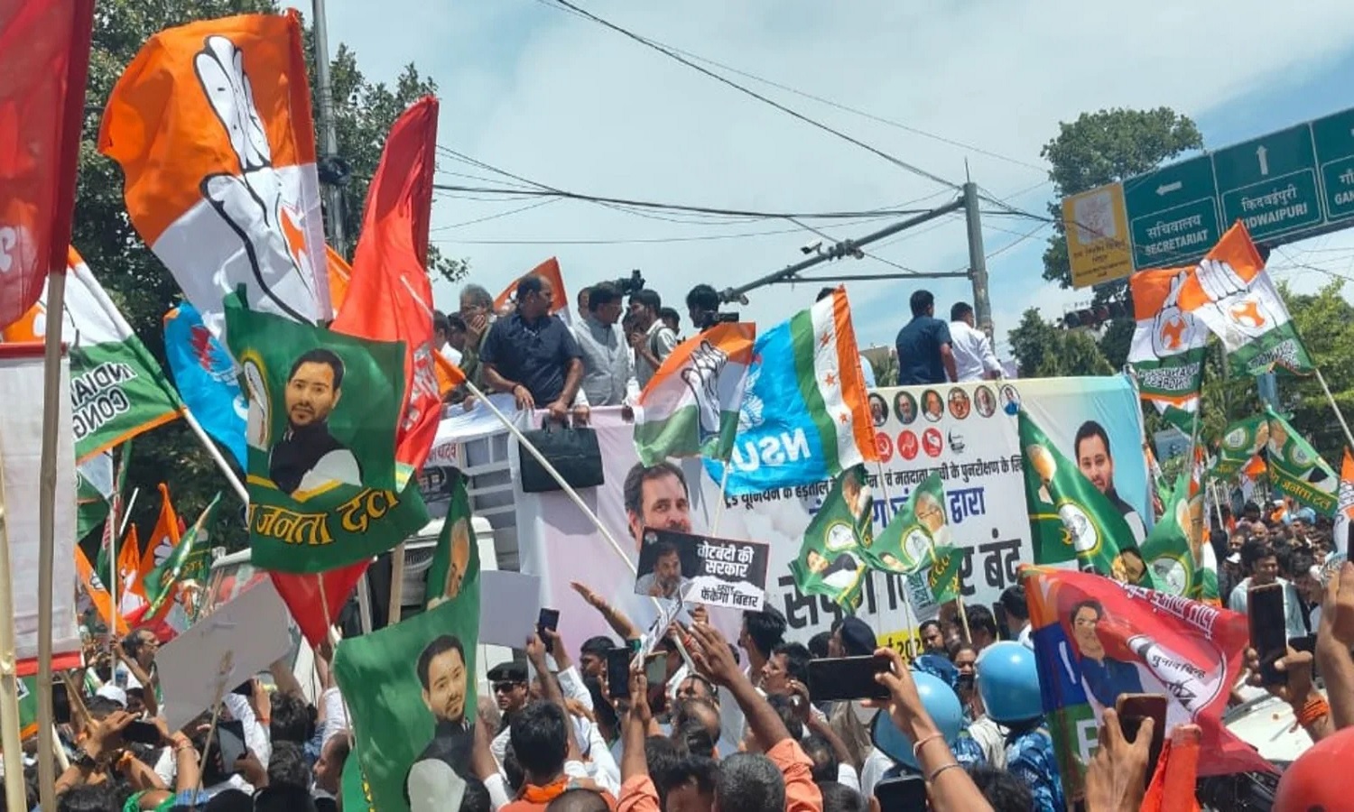 बिहार में मतदाता सूची पुनरीक्षण के खिलाफ महागठबंधन का बंद, सड़कों पर उतरे कार्यकर्ता