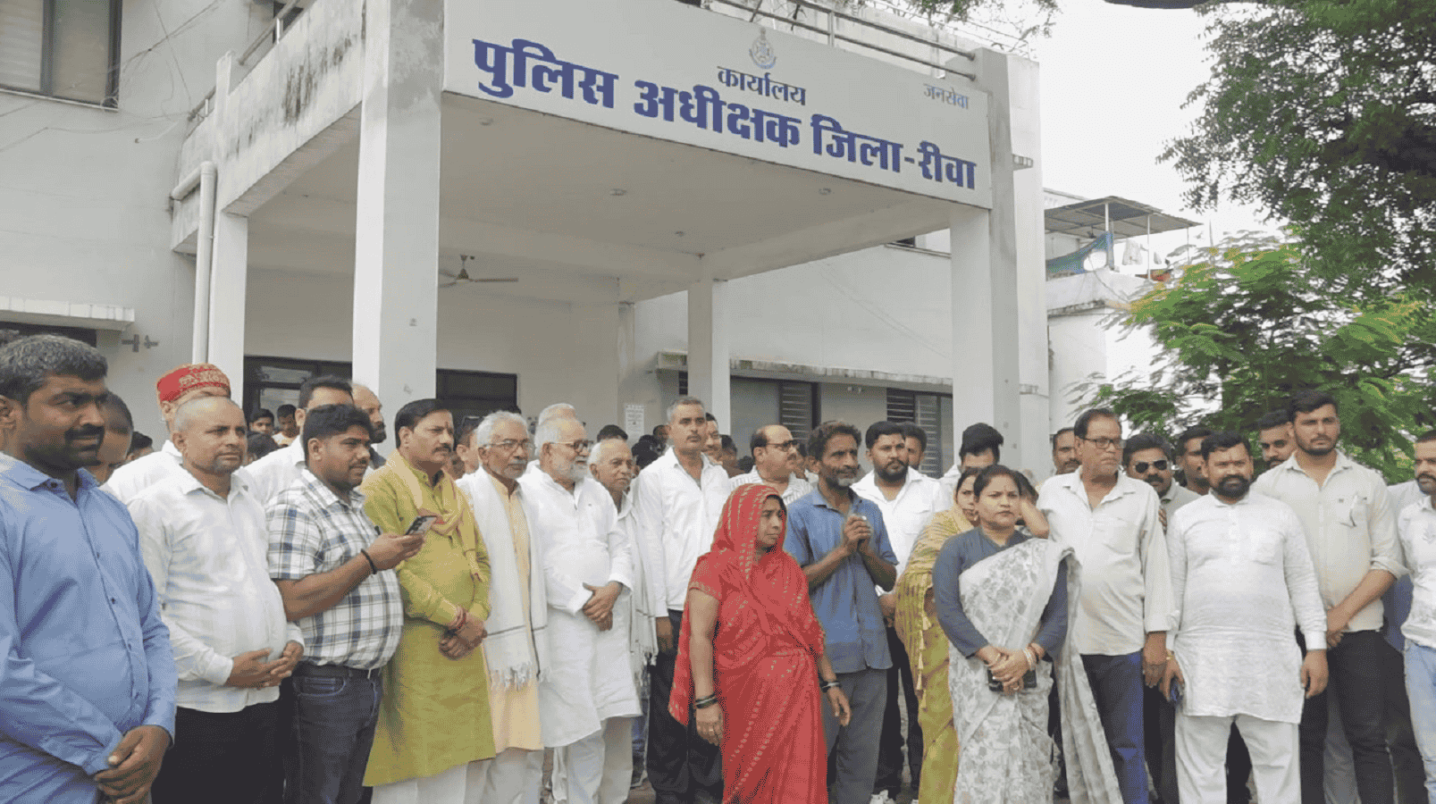 कांग्रेस विधायक अभय मिश्रा के नौकर से मारपीट मामले में एसपी कार्यालय पहुचे बीजेपी नेता