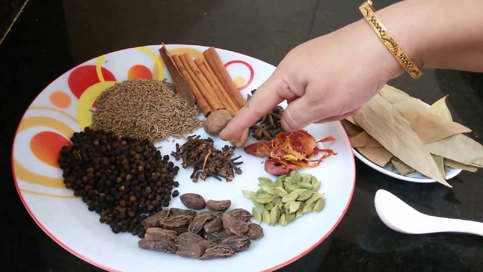बारिश में ज़्यादा उपयोग में आने वाले देसी मसाले व उनका असर : Most Used Indian Spices and Their Impact on Health