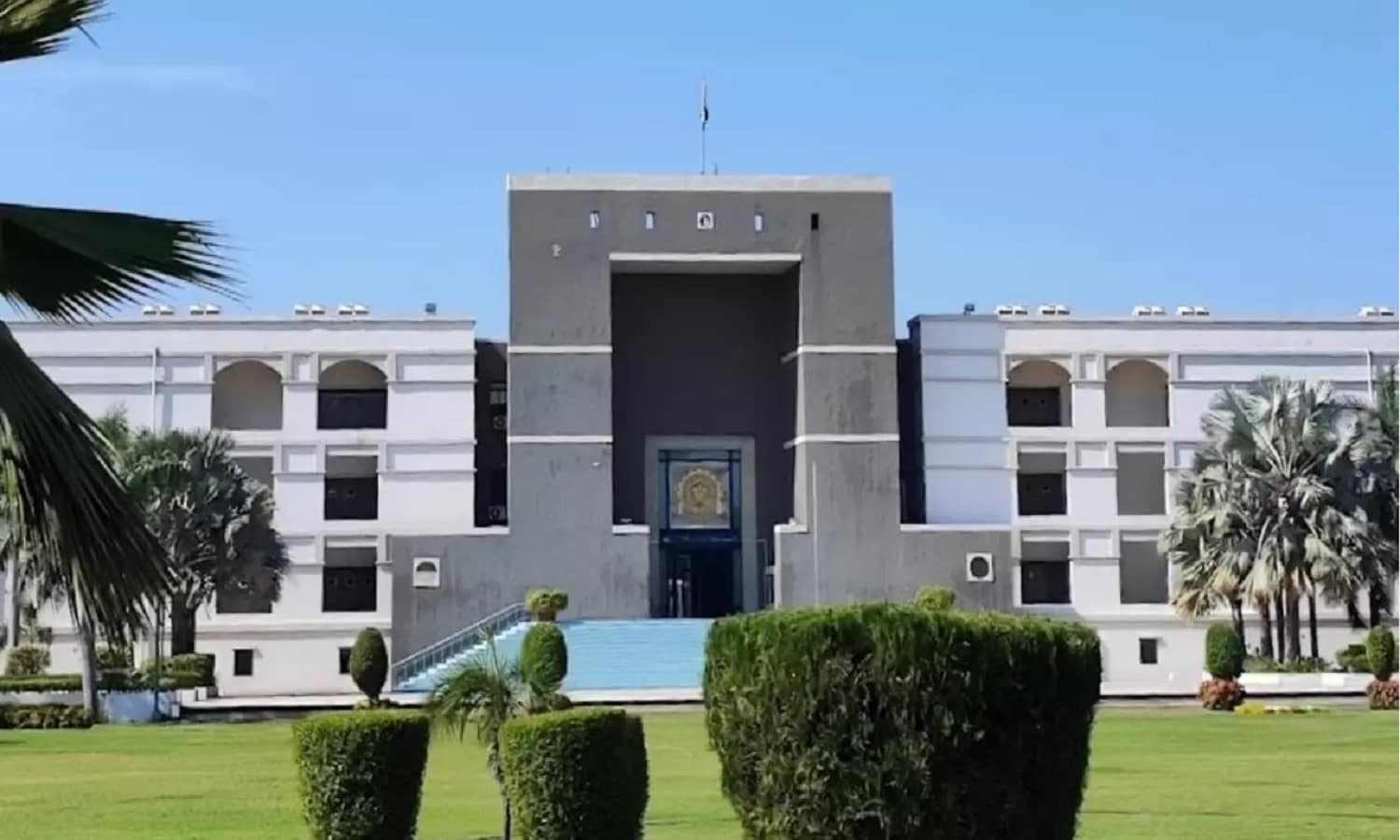 भरी अदालत में बीयर गटक रहे थे वकील साहब, लेकिन बुरे फंसे