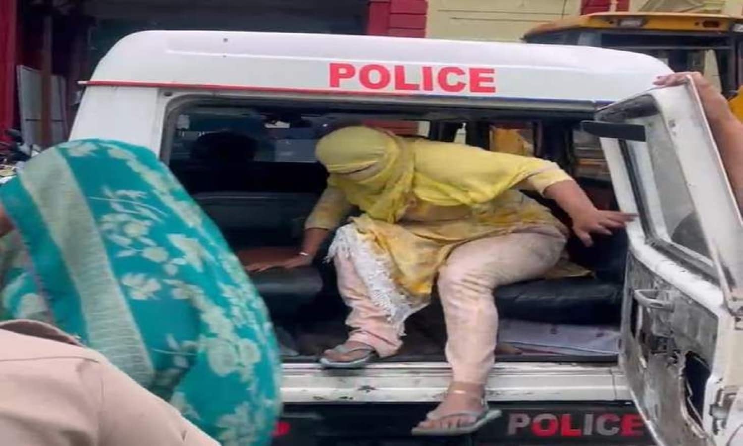 MP: मुस्लिम महिला, युवक हिंदू महिलाओं से करवा रहे थे देह व्यापार