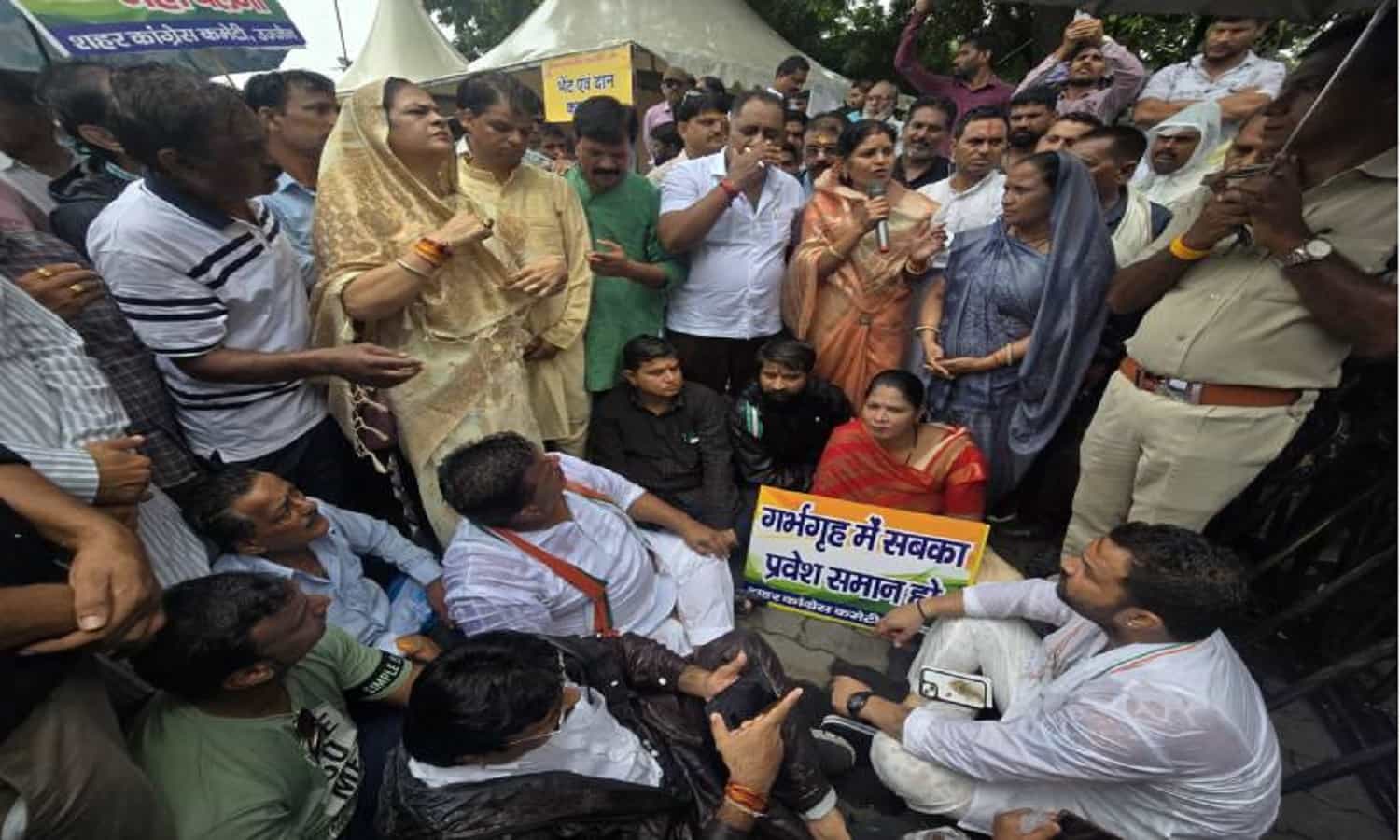MP: कांग्रेस का महाकाल मंदिर प्रशासक कार्यालय के बाहर हंगामा, प्रशासक के इस्तीफे की मांग