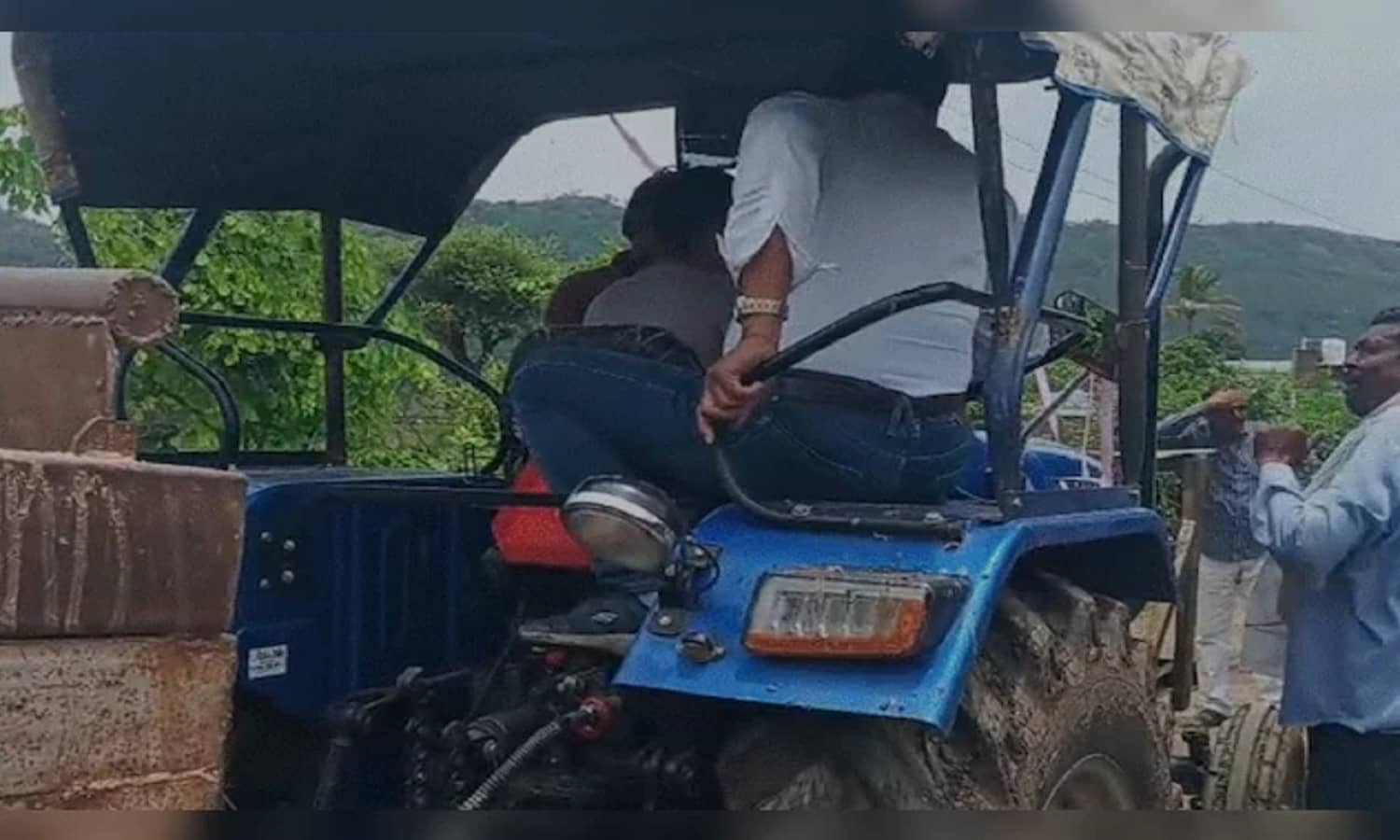 MP: रेत माफियाओं का आतंक, नायब तहसीलदार पर ट्रैक्टर चढ़ाने की कोशिश