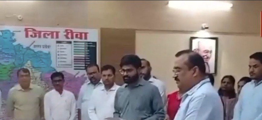 Revenue officials in Rewa expressed objection on work division policy