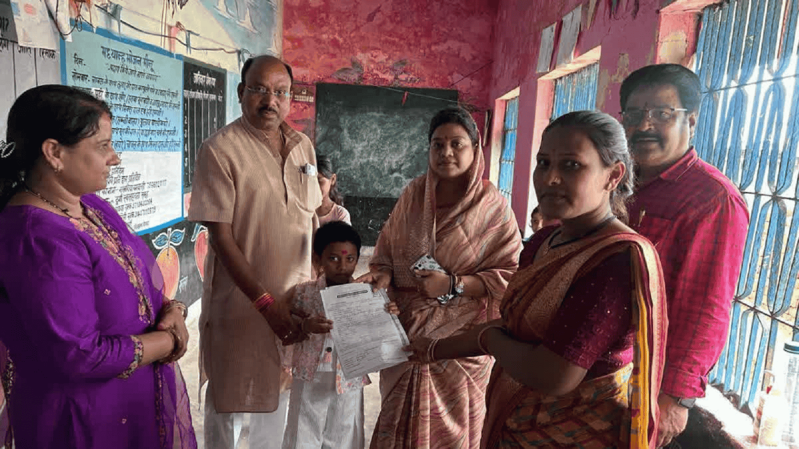 शहडोल सांसद ने अपनी बेटी नंदिनी का एडमिशन शासकीय विद्यालय में कराया, अब लोग कर रहे…