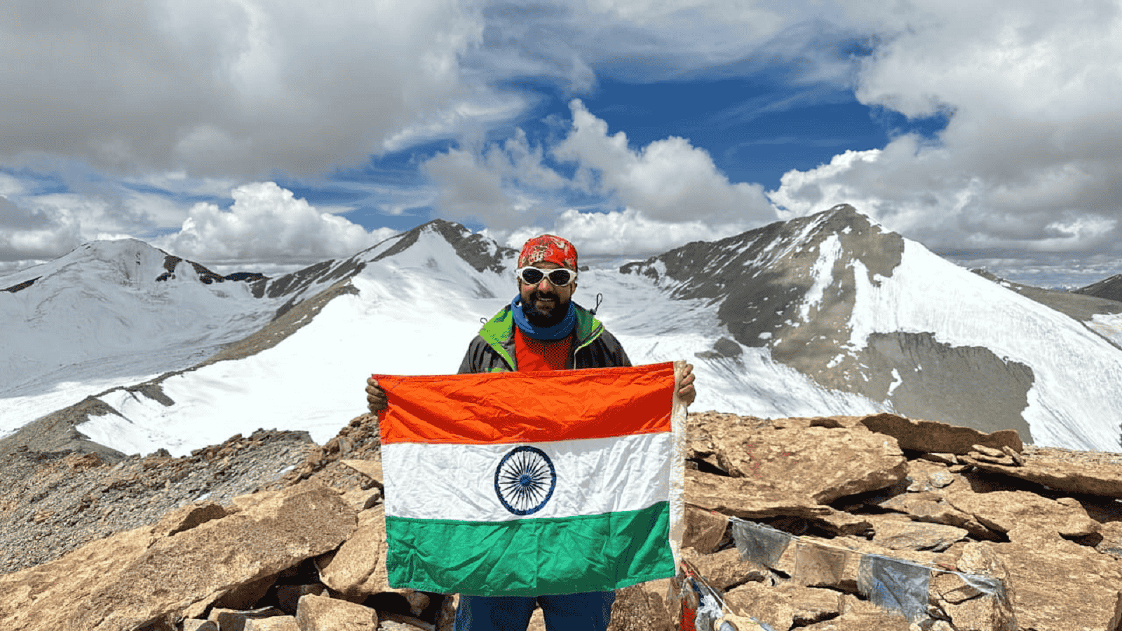 सतना के पर्वतरोही रत्नेश पाण्डेय ने लद्दाख की 20,000 फीट से ऊँची चार चोटियों में लगाया ध्वज
