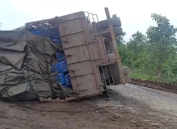 Truck full of tomatoes overturned in Satna