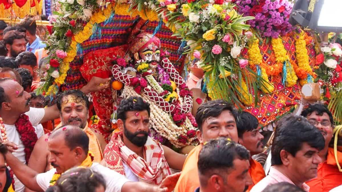 पालकी में बैठकर प्रजा का हाल जानने निकले भगवान महाकाल: उज्जैन में सावन के पहले सोमवार को निकली बाबा की भव्य सवारी