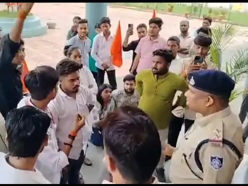 ABVP surrounds Baidhan police station in Singrauli