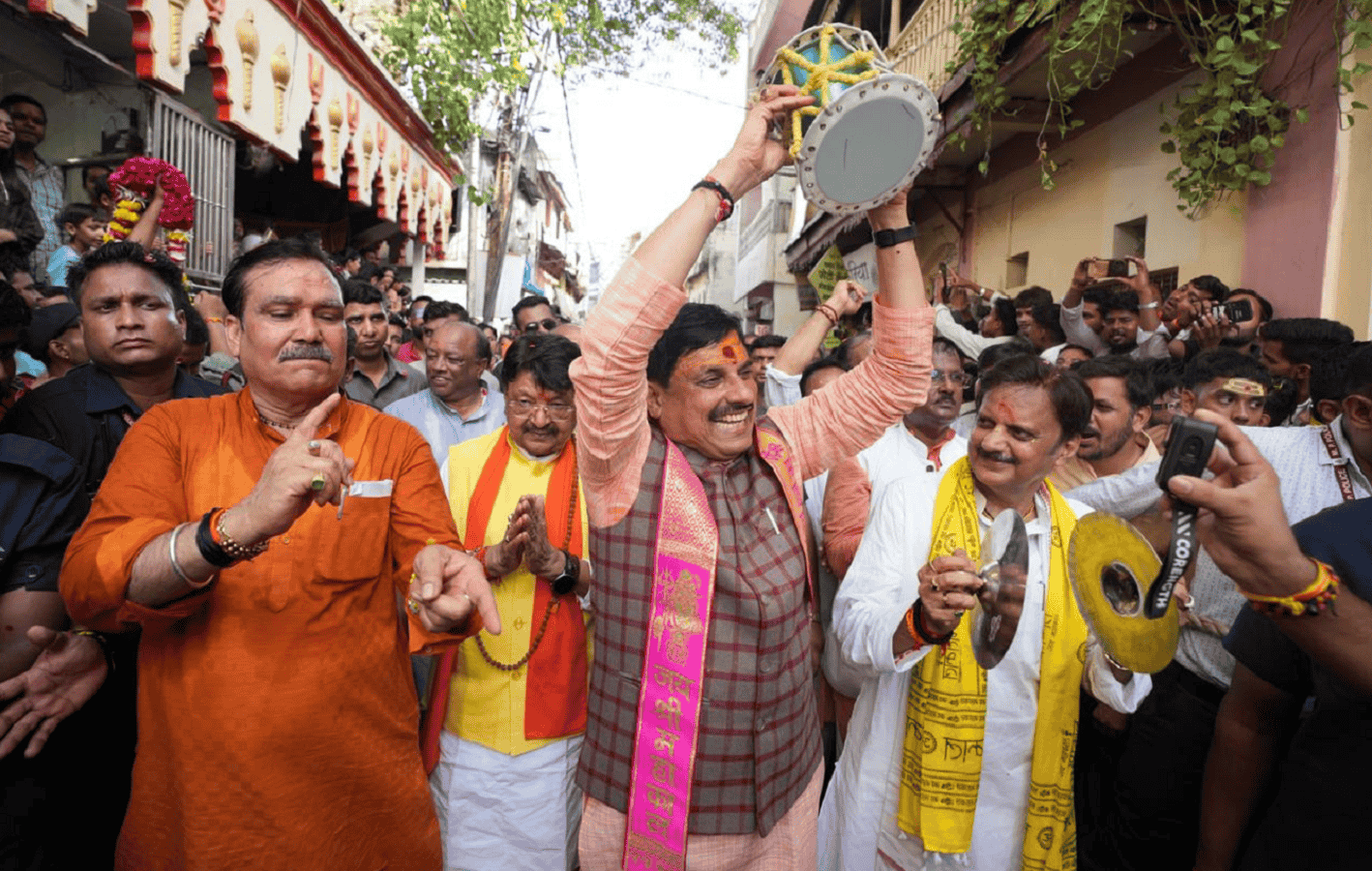 बाबा महाकाल की सवारी में सीएम ने धारण किया डमूरू, डिप्टी सीएम ने झांझ