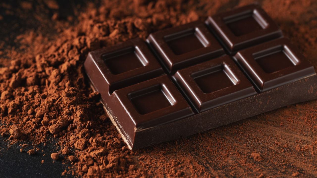 Dark Chocolate Benefits: इस मीठी चीज से वजन घटेगा चुटकियों में मिलेंगे सेहत के अन्य अनोखे फायदे