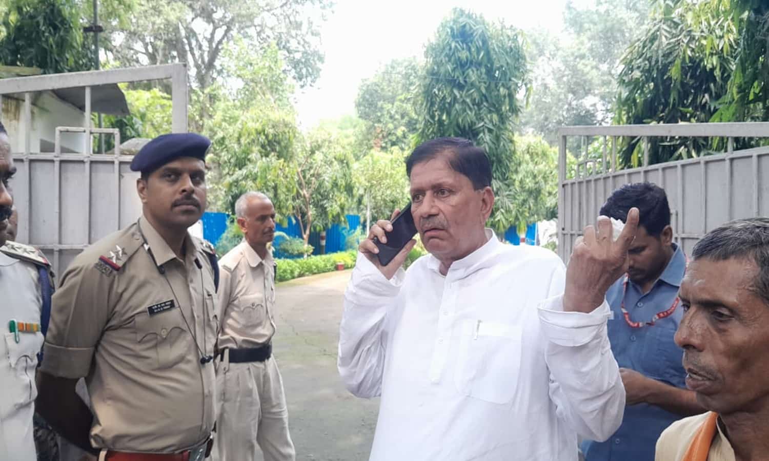 MP: BJP विधायक और कलेक्टर के बीच तनातनी, खाद संकट पर धरना और गाली-गलौज का आरोप