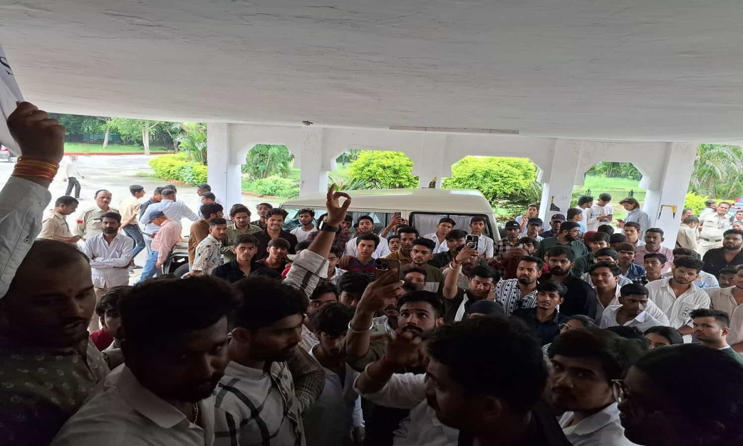 MP: महिला प्राध्यापक को देर रात मैसेज करता है अतिथि शिक्षक