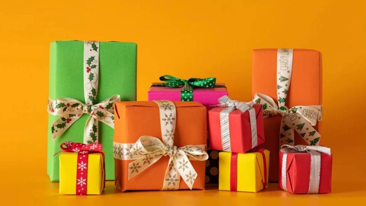 Vastu Tips for Gifts: जाने वास्तु शास्त्र के अनुसार कौन से उपहार लाते हैं घर में सुख समृद्धि