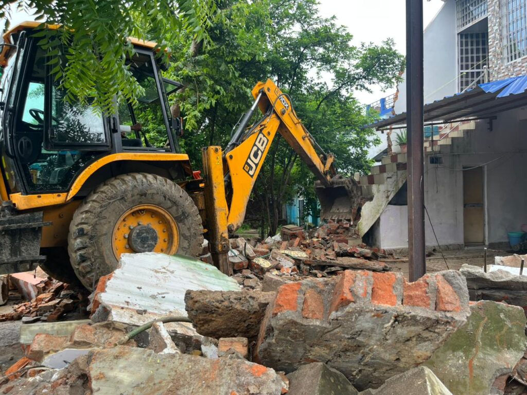 Bulldozer used against encroachment on drain in Bichiya in Rewa