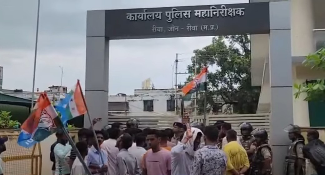Congress protests against lathicharge on NSUI students in Rewa