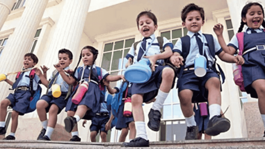 5 September 2025 School Holiday News In Hindi | दिल्ली-एनसीआर सहित भारत के कई हिस्सों में इस सप्ताह स्कूलों में छुट्टियों का दौर चल रहा है। यह छुट्टियां त्योहारों और मौसम से संबंधित चिंताओं के कारण घोषित की गई हैं।