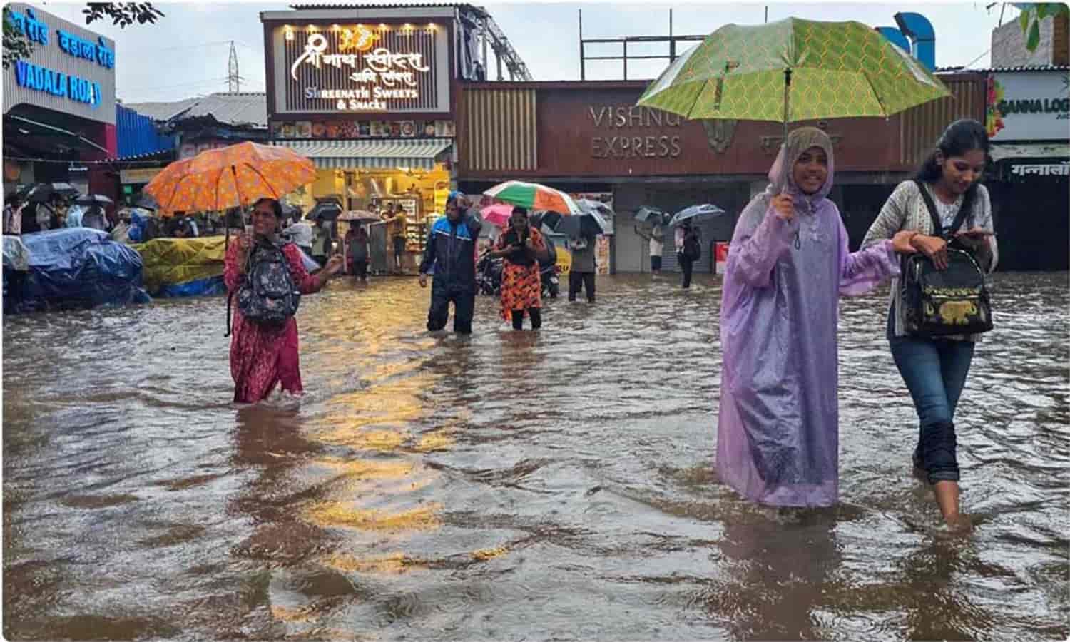Mumbai Floods: ट्रेनें प्रभावित, 1100 से ज्यादा लोग सुरक्षित निकाले गए
