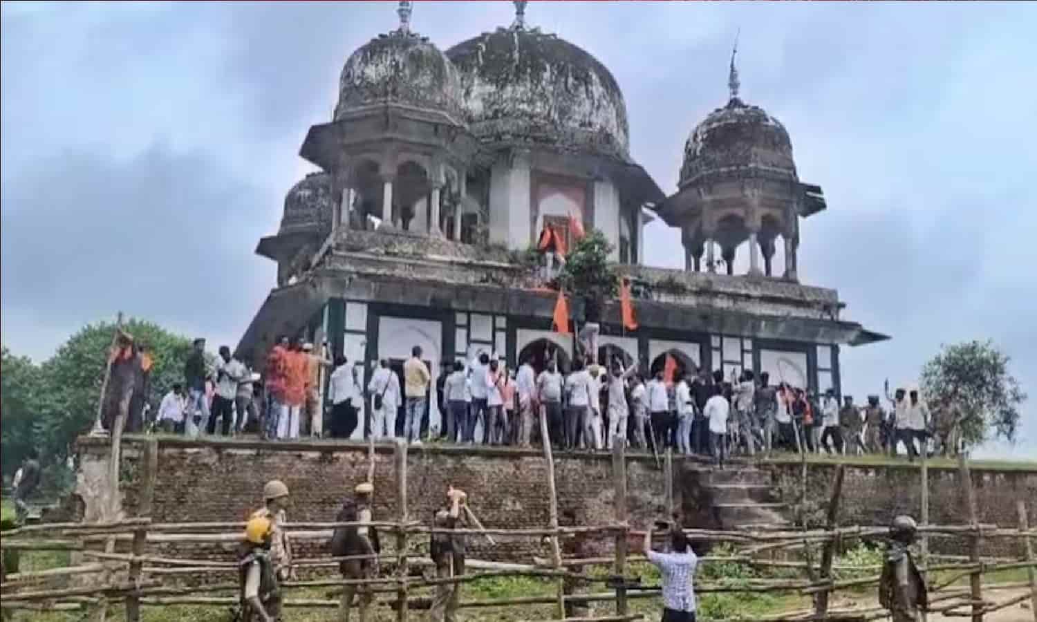 क्या Nawab Abdul Samad का मकबरा हिंदू मंदिर था? Fatehpur में हिंसा के बीच इतिहास पर सवाल