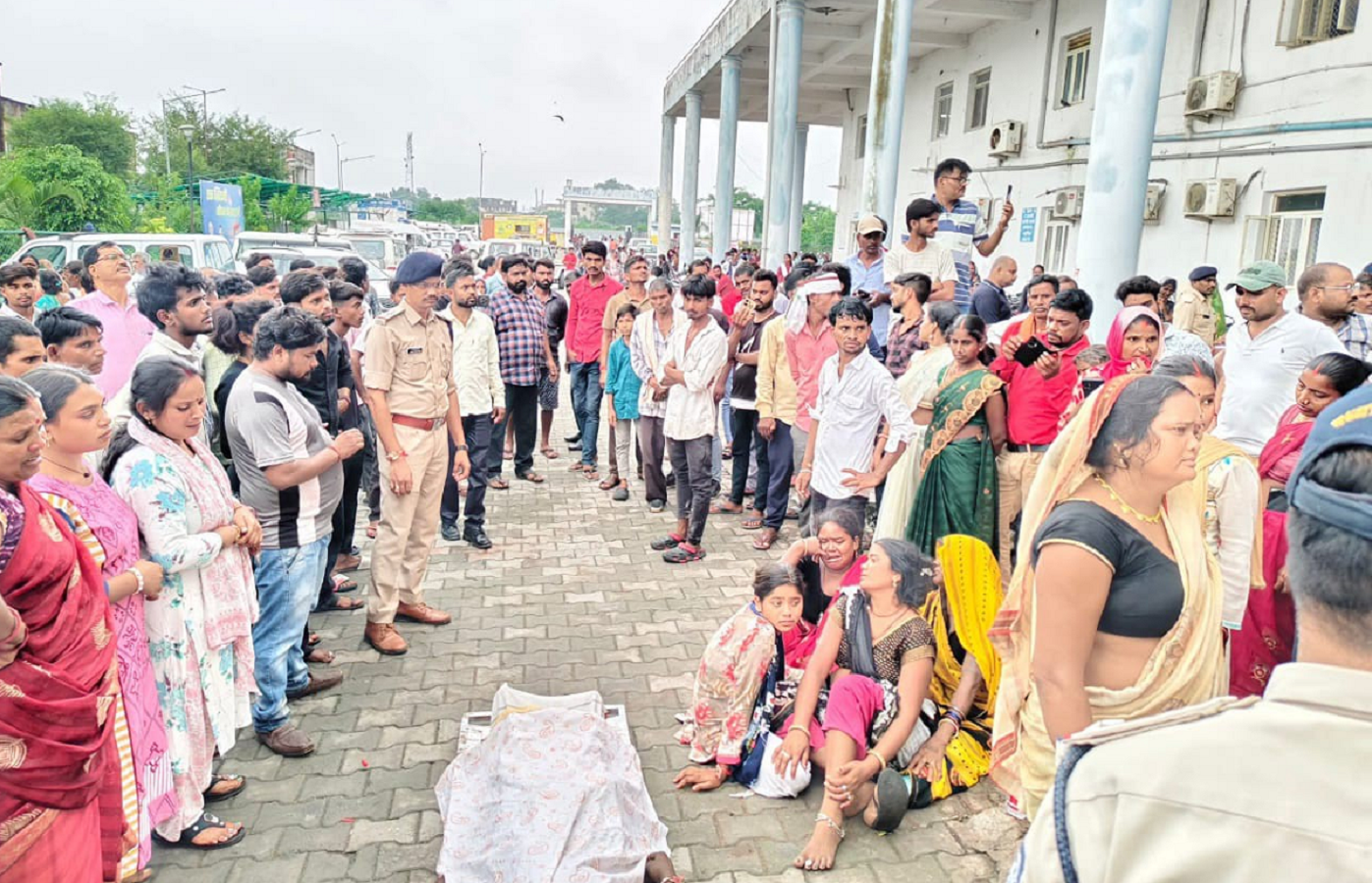 सिंगरौली के एनटीपीसी में मजदूर की मौत, शव रखकर बैठे परिजन, पुलिस तैनात