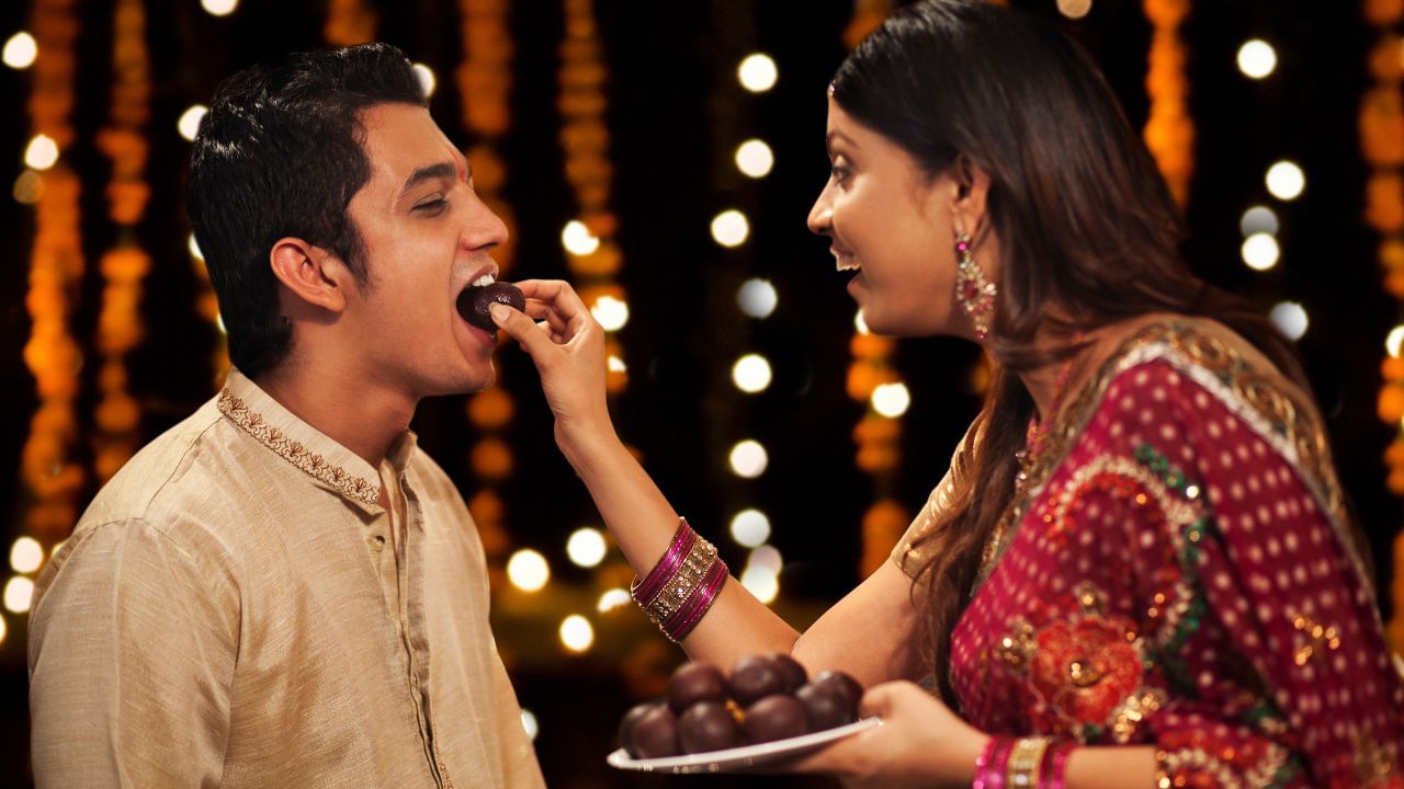 Rakshabandhan 2025 : रक्षाबंधन पर खूब खाएं मिठाई, इन 5 बातों का रखें ध्यान, नहीं बढ़ेगा वजन 