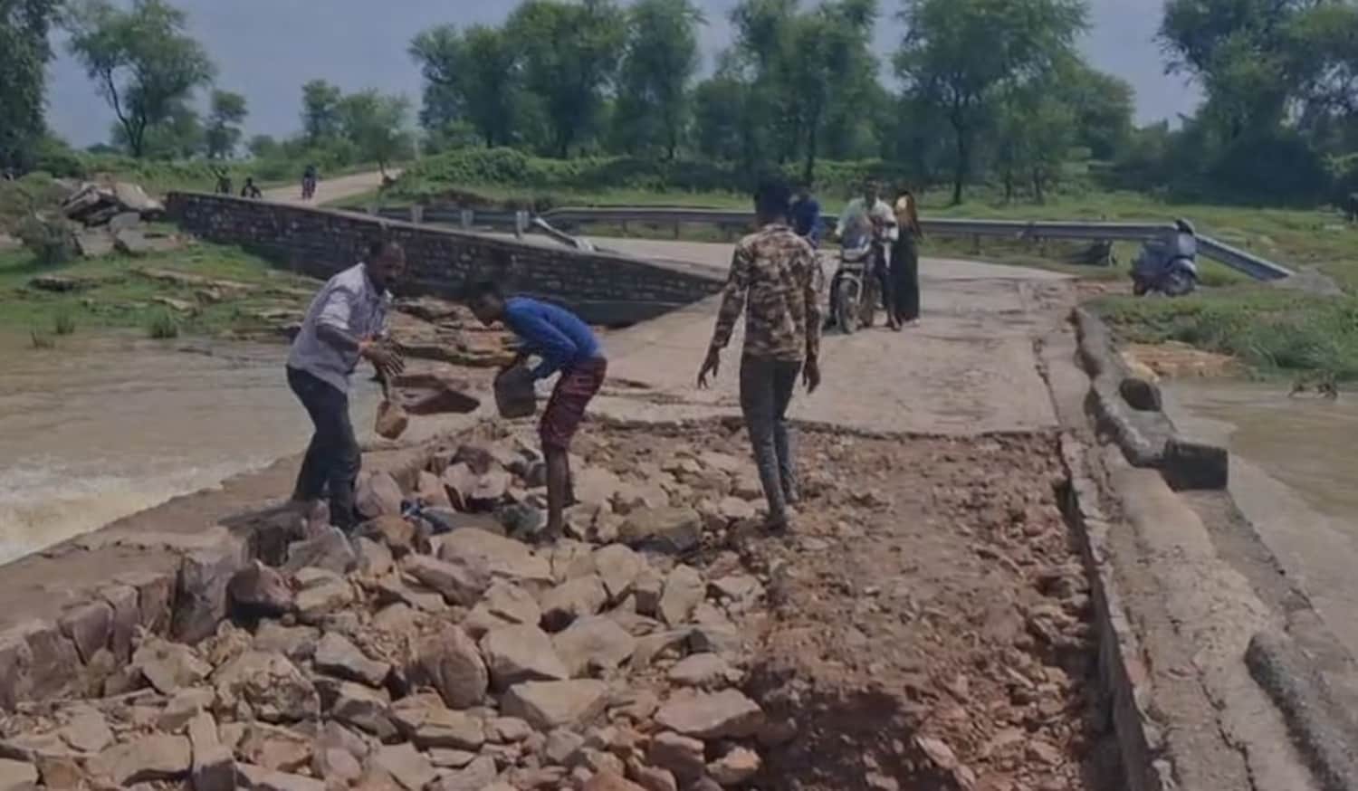Rewa में जोखिम से भरा यात्रियों का सफर, बिछिया नदी के रपटे पर तीन फुट से अधिक गहरी खाई