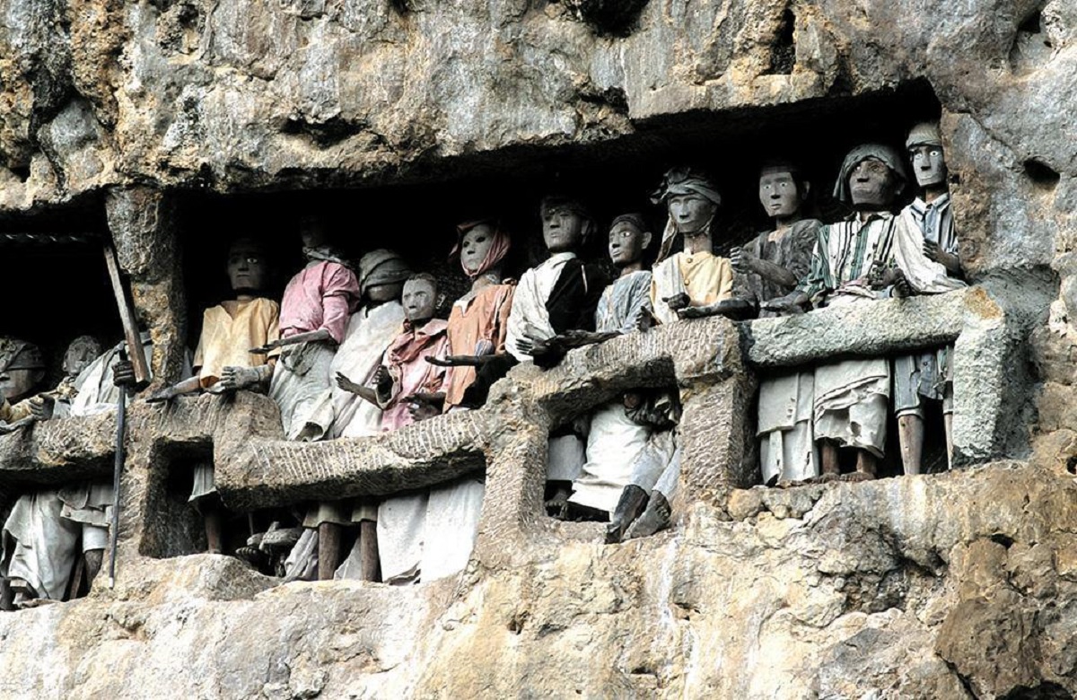 Toraja Tau-Tau: रहस्यमयी गुफाओं और ताऊ ताऊ पुतलों की अनूठी परंपरा, घर में शवों को खिलाते हैं खाना
