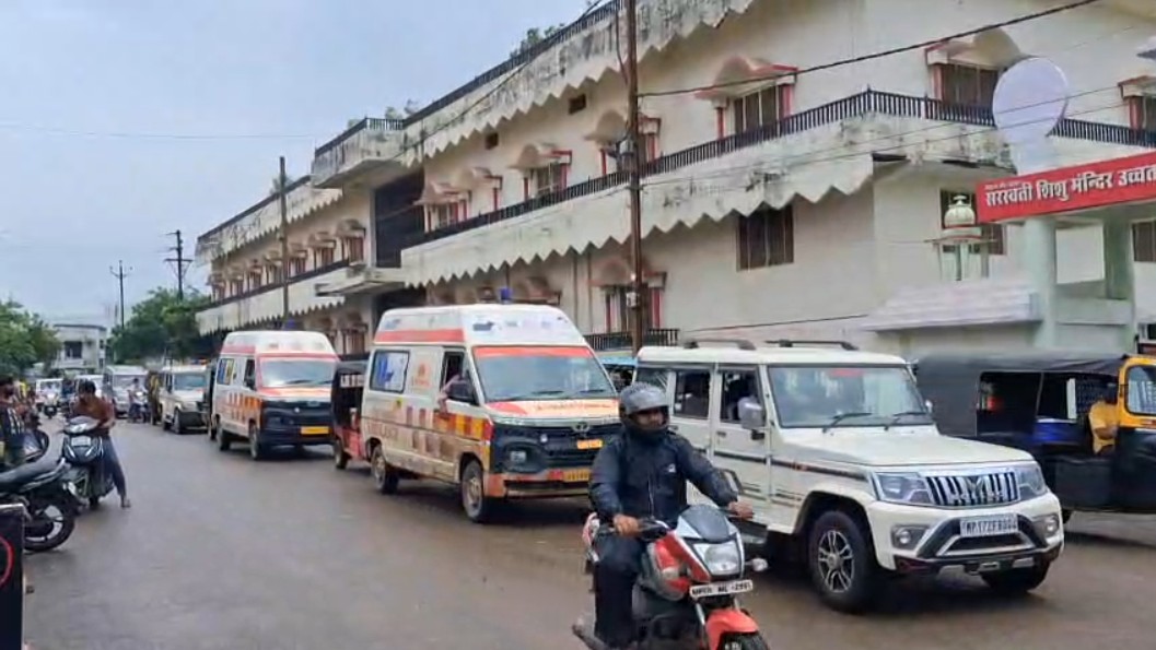 रीवा में सड़कों पर जाम में फंसी तीन एंबुलेंस और पुलिस अधिकारी