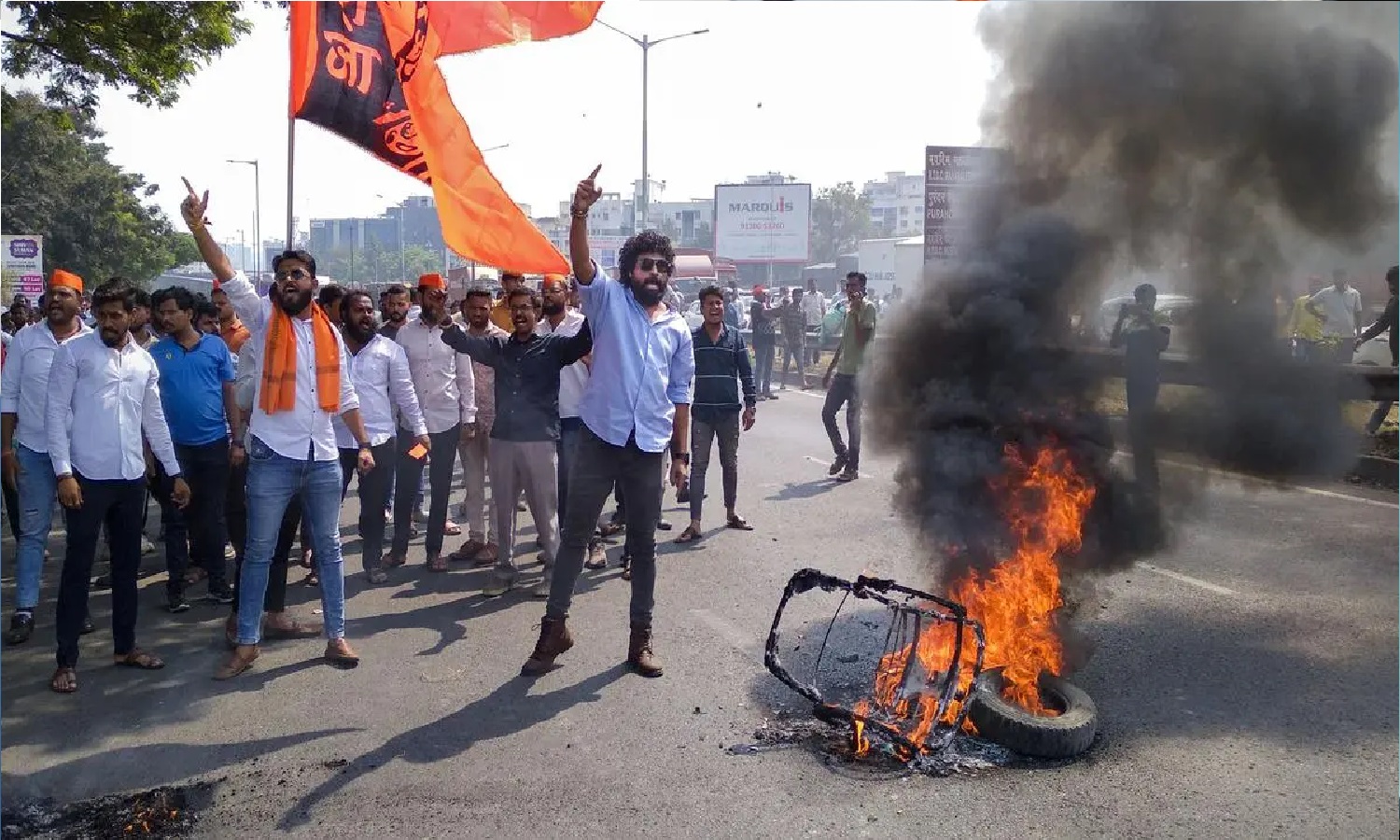 पुणे के दौंड में हिंसा! शिवाजी महाराज के अपमान के बाद मस्जिद पर पथराव, गाड़ियां जलाईं