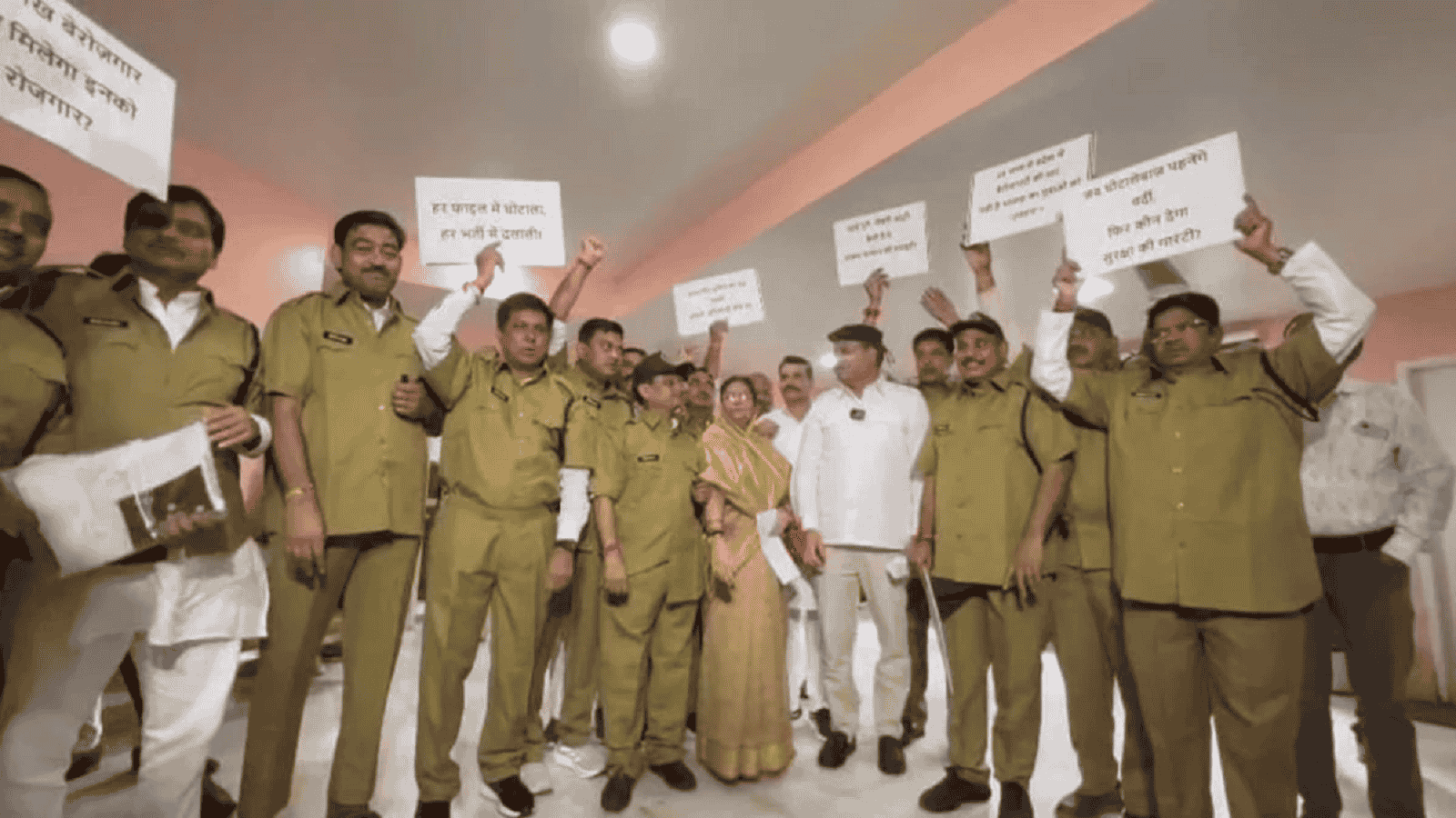 खादी उतार वर्दी पहन कर विधानसभा में पहुचें कांग्रेस विधायक, पुलिस भर्ती घोटाले को लेकर किया प्रदर्शन