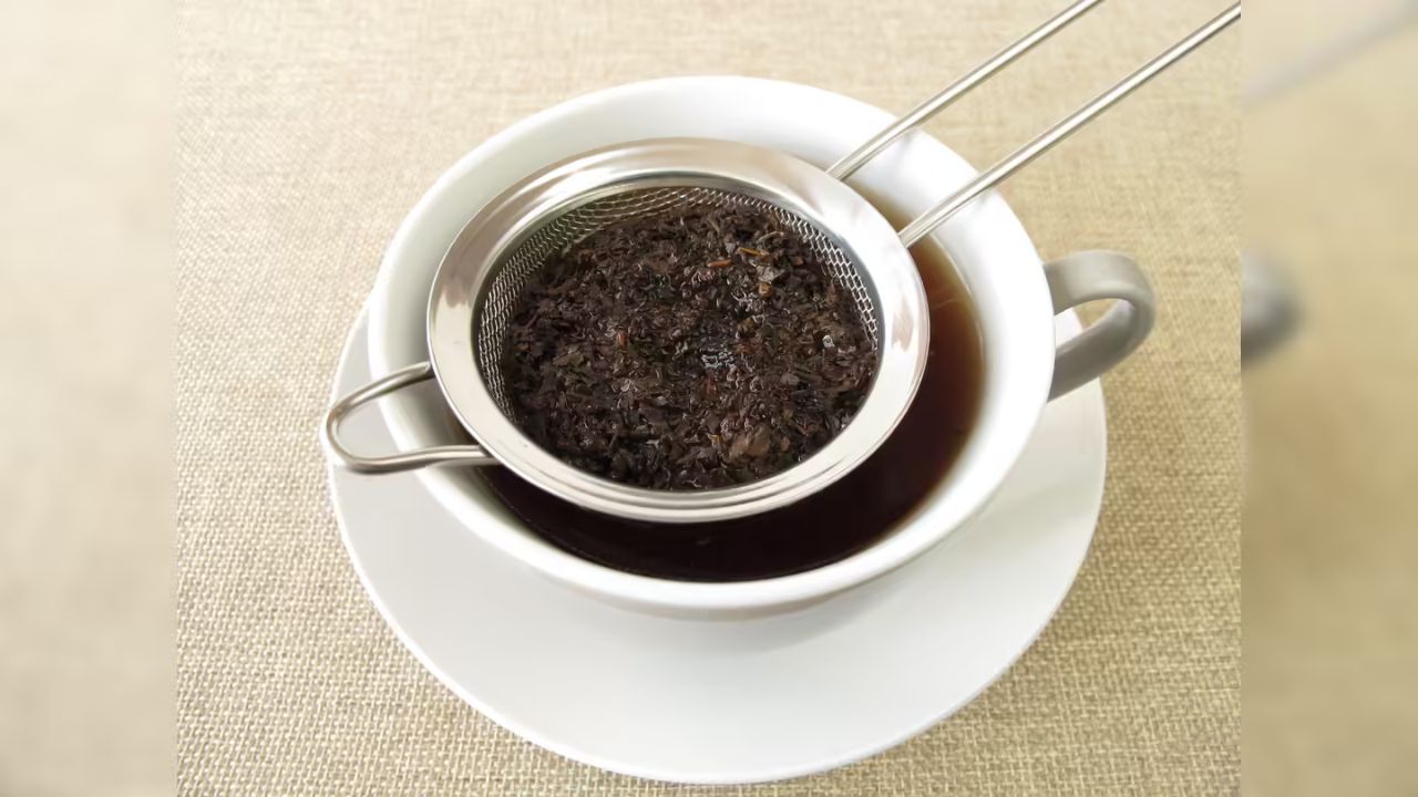 Bachi Hui Chai Patti ke Upay: बची हुई चाय पत्ती से पाएं चमचमाती स्किन और लहराते घने बाल