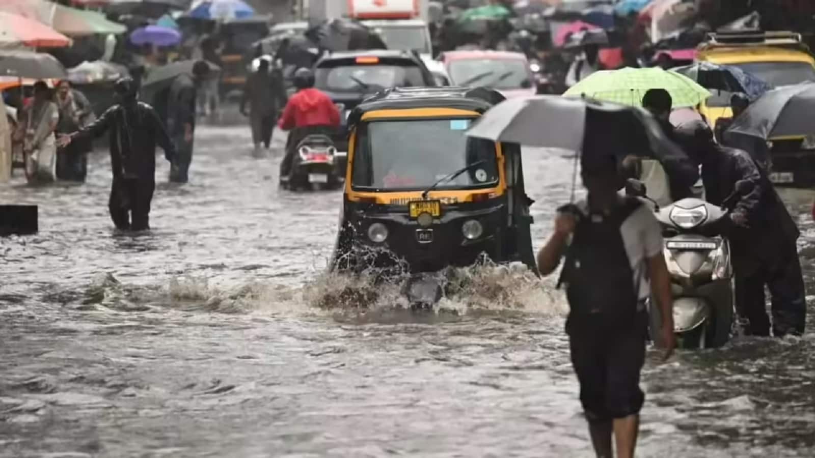 MUMBAI में भारी बारिश का कहर: RED ALERT के बीच रातभर 100MM से अधिक वर्षा, SCHOOL HOLIDAY को लेकर बड़ा UPDATE