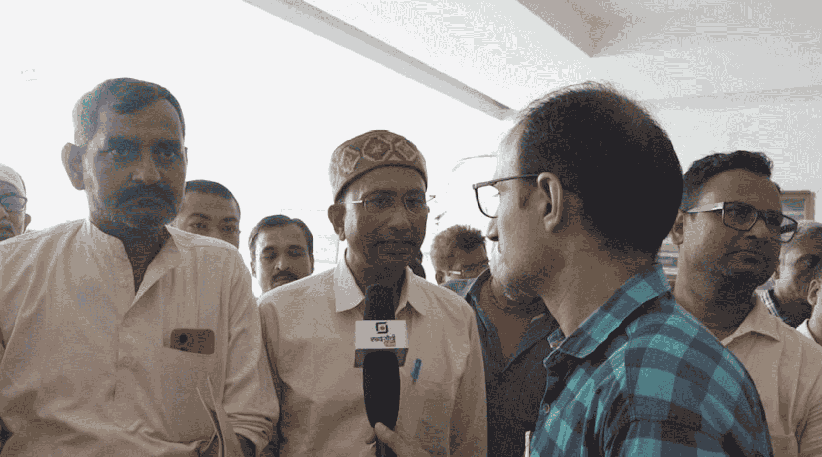 श्मशानघाट बनाए जाने की मांग को लेकर रीवा के कलेक्ट्रेट पहुचे सैकड़ों ग्रामीण