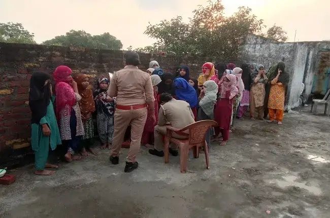 UP Madarsa Scam : मदरसे के शौचालय में बंद मिली 40 नाबालिग लड़कियां, डरी-डरी बाहर निकली 