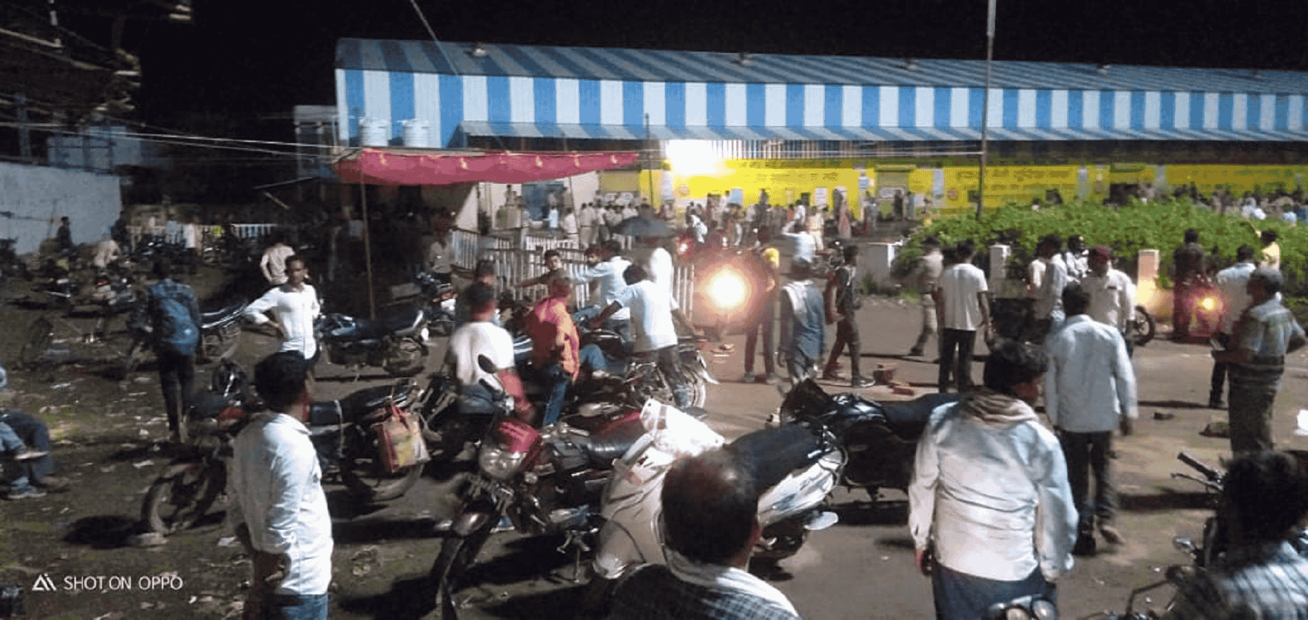 रीवा के किसानों पर प्रशासन की दो तस्वीरें, रात में बरसाए डंडे फिर सुबह बाटे बिस्किट पानी
