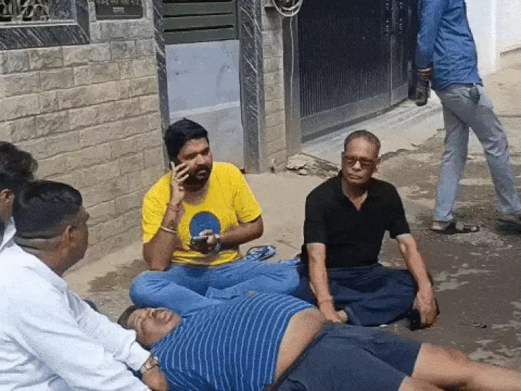 BJP leader stages unique protest