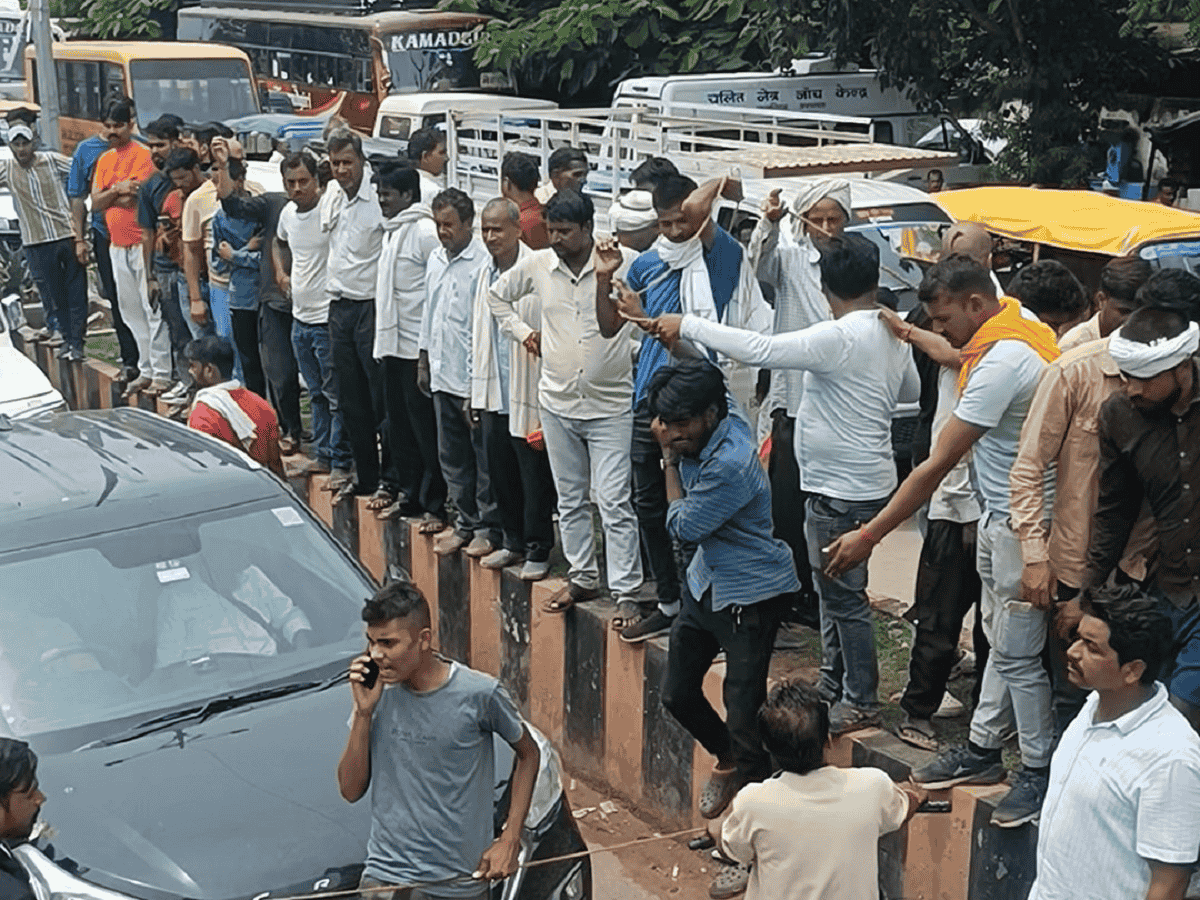 खाद के लिए सड़क पर किसान, रोका मंत्री का काफिला, कर रहे रतजगा