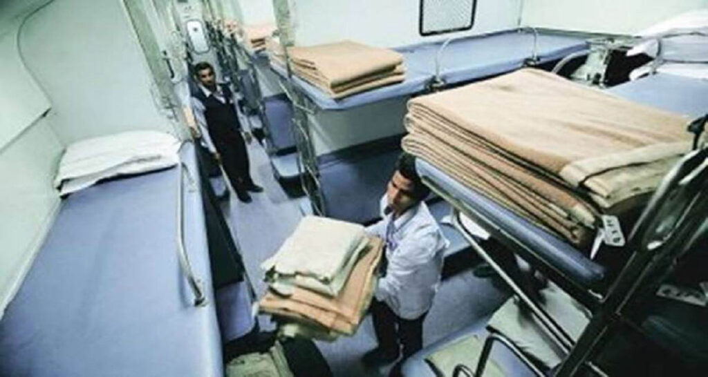 स्लीपर क्लास में यात्रियों को तकिया और बेडशीट देने की रेलवे की नई सुविधा