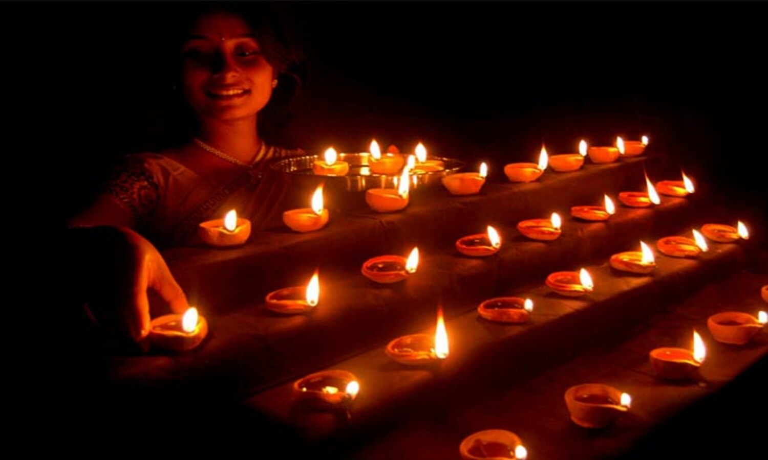 Diwali Puja Rules : दीपावली पर घर के इन स्थानों पर जलाएं दीपक, दौड़ी आएंगी माँ लक्ष्मी 
