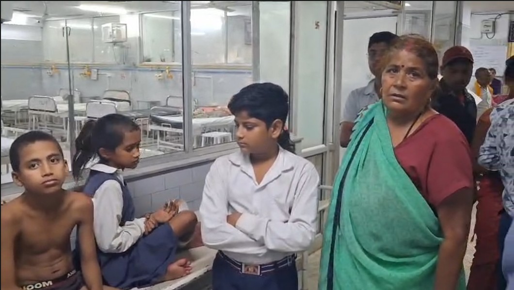 रीवा-प्रयागराज हाईवे पर स्कूल वैन और पिकअप की टक्कर, 6 बच्चे घायल, मुर्गा लूटने से मची अफरा-तफरी
