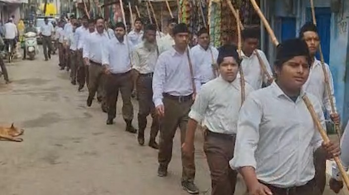 A grand procession of RSS was taken out on Vijayadashami in Rewa