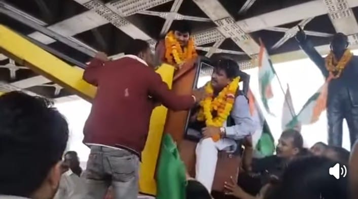 Satna MP Ganesh Singh angrily slapped the crane operator