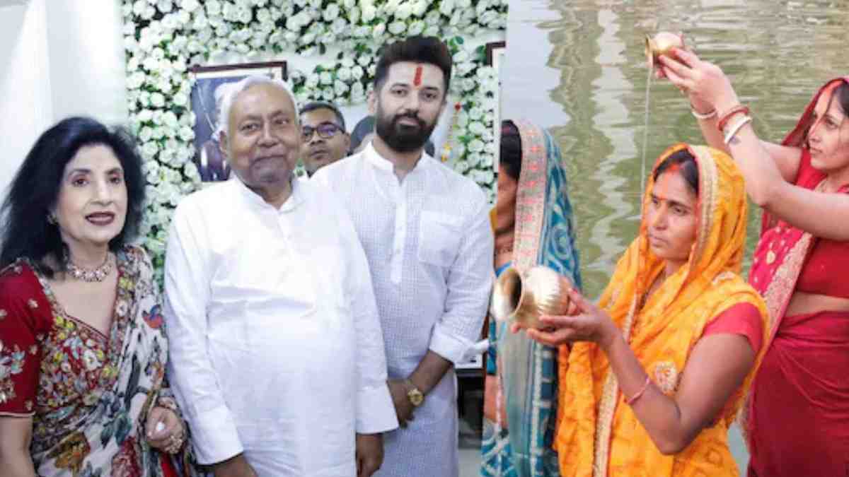 Chhath Puja Bihar : छठ पूजा पर केंद्रीय मंत्री चिराग पासवान के घर पहुंचे सीएम नीतीश कुमार, खिंचवाए फोटो