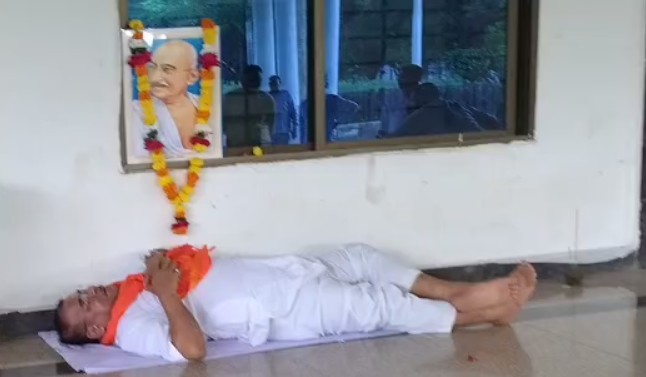 Silent protest of Congress MLA Abhay Mishra in Collectorate in Rewa