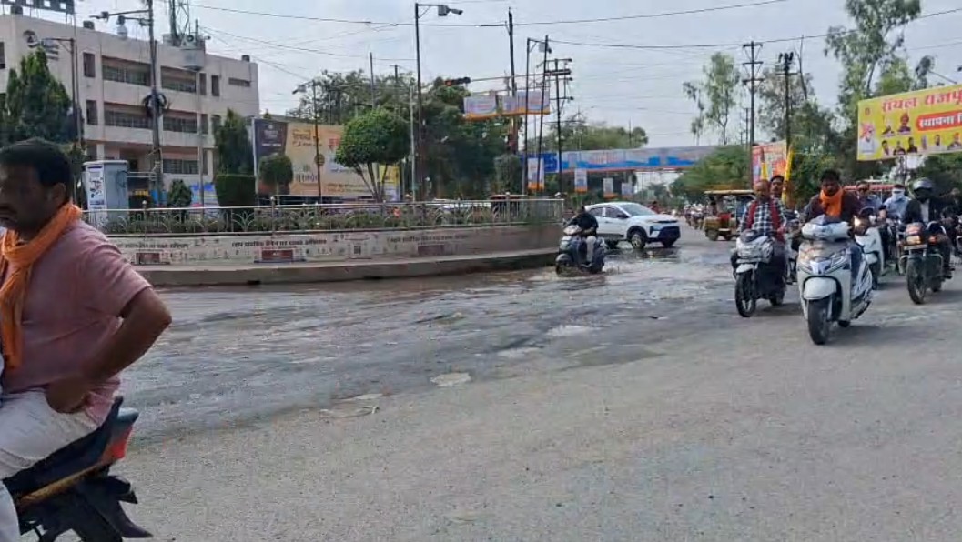 Potholes at Rewa's busiest college intersection