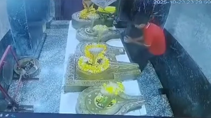 Theft at the famous Dev Talab Shiva Temple