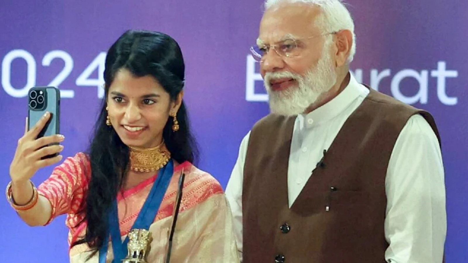 How Will Maithili Thakur’s Journey Be From Music to Politics : मैथिली का राजनैतिक आग़ाज़ कहीं संगीत सुरों का अंत तो नहीं ?