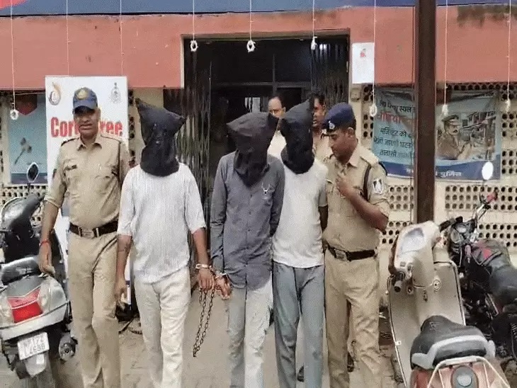 Three smugglers arrested with intoxicating syrup worth lakhs